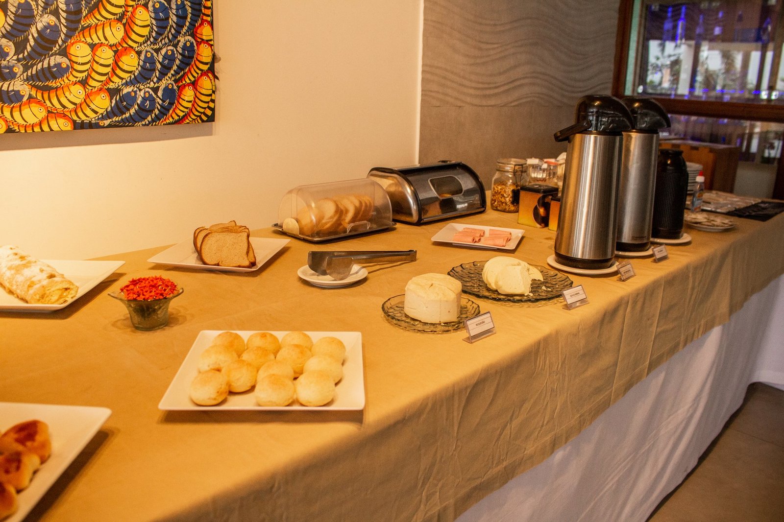 Buffet de café da manhã com pães e queijos