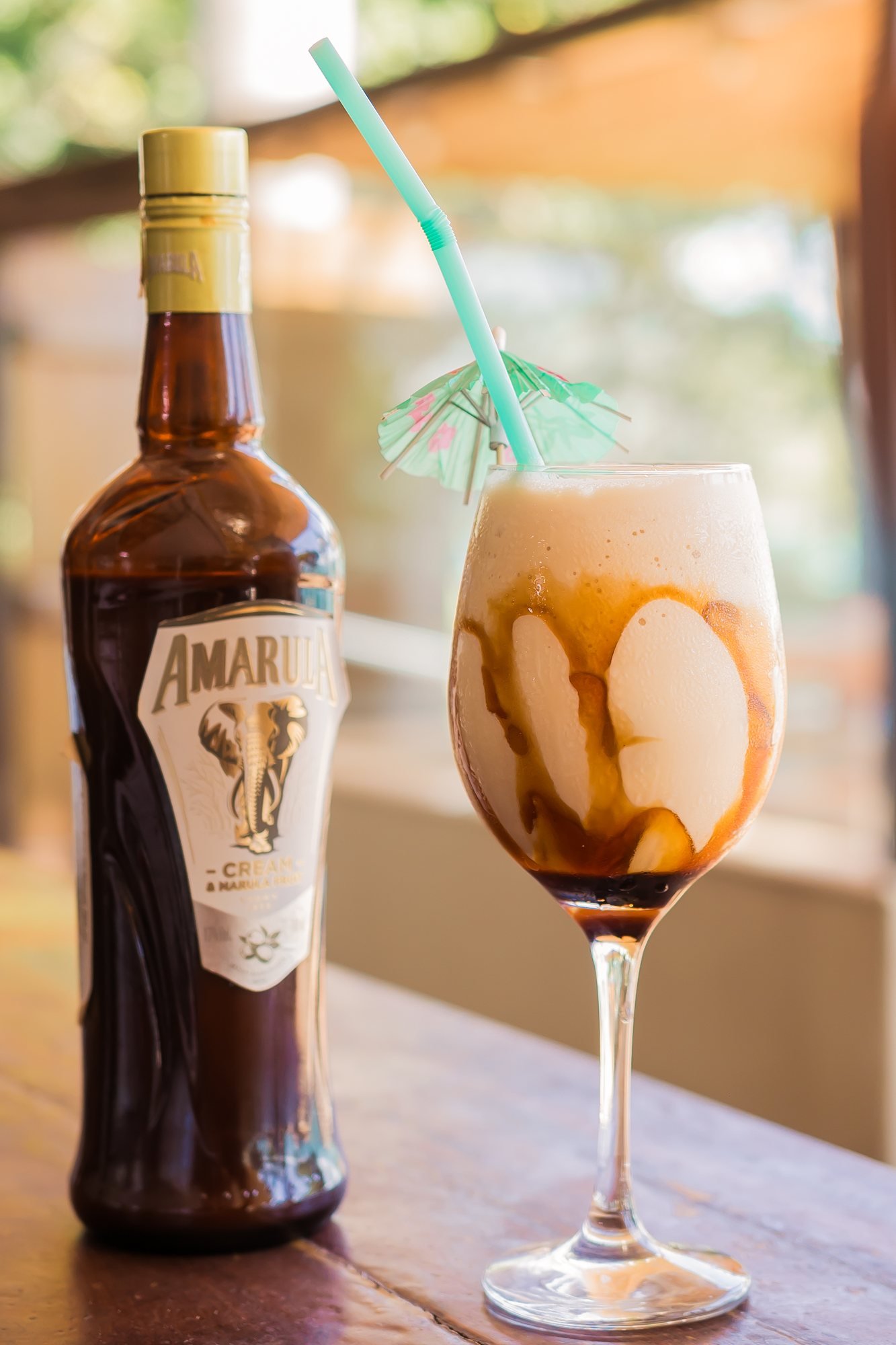 Drink autoral com Amarula servido no bar