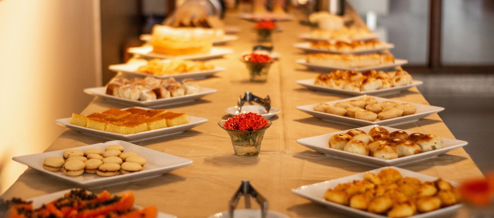 Mesa de doces e salgados do café da tarde