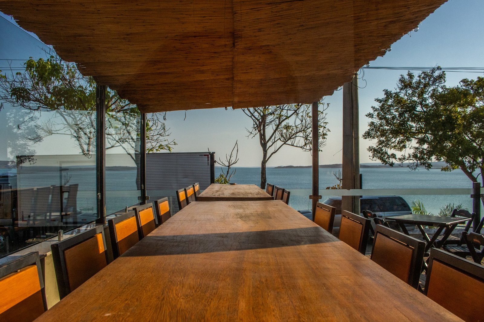 Mesa do restaurante com vista para a represa