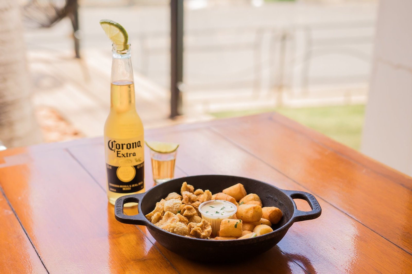 Petiscos e cerveja gelada servidos no restaurante