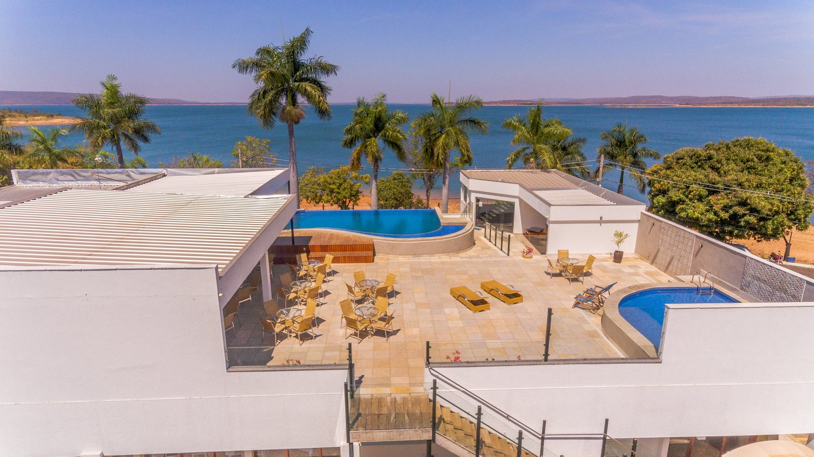 Terraço e piscinas do hotel