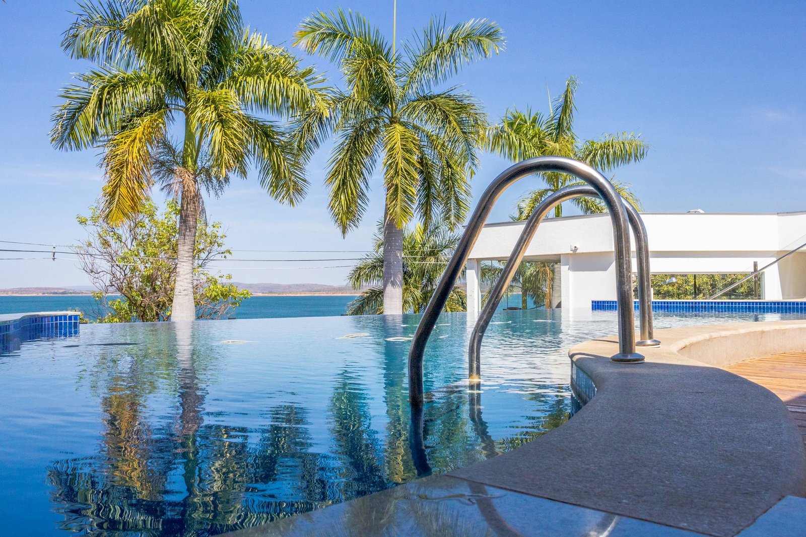 Piscina de borda infinita com vista para a represa