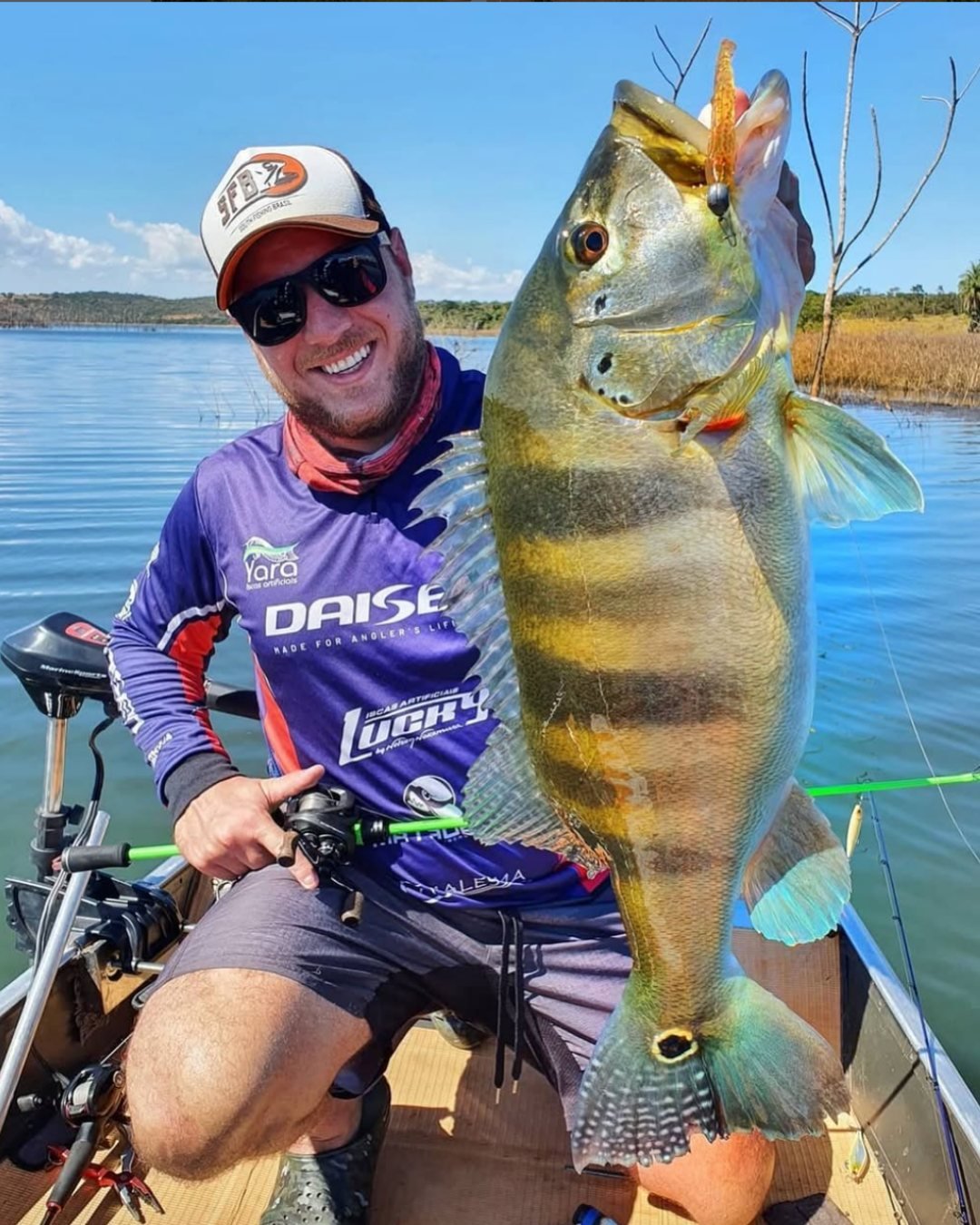 Pescador com Tucunaré capturado na represa